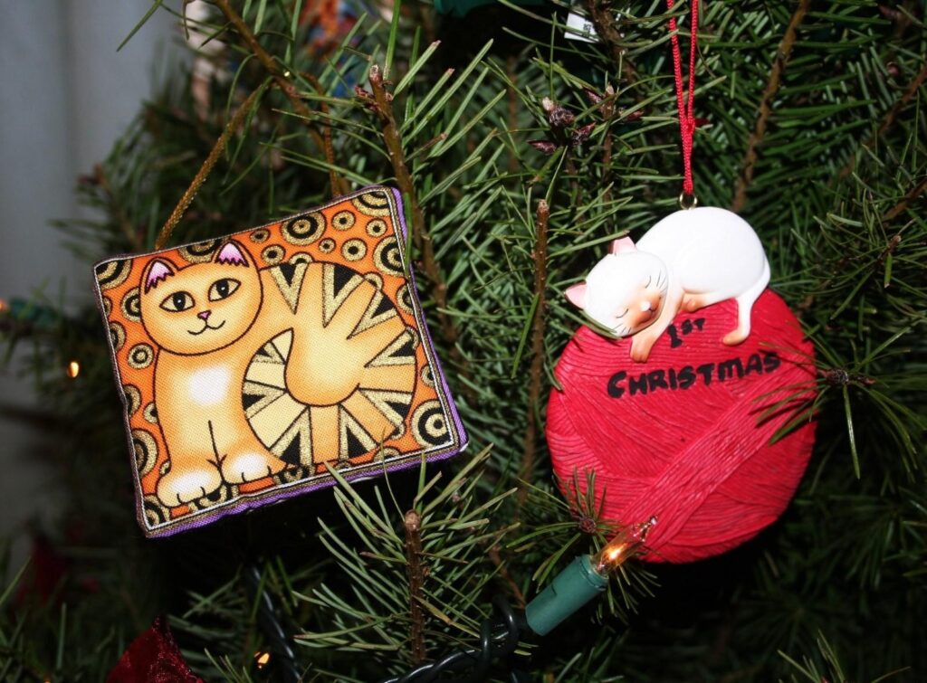 Cozy Christmas Tree Wallpaper with Cat-Themed Ornaments & Red Ball