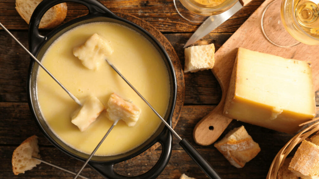 Cozy Cheese Fondue Wallpaper: Melted Cheese & Rustic Charm