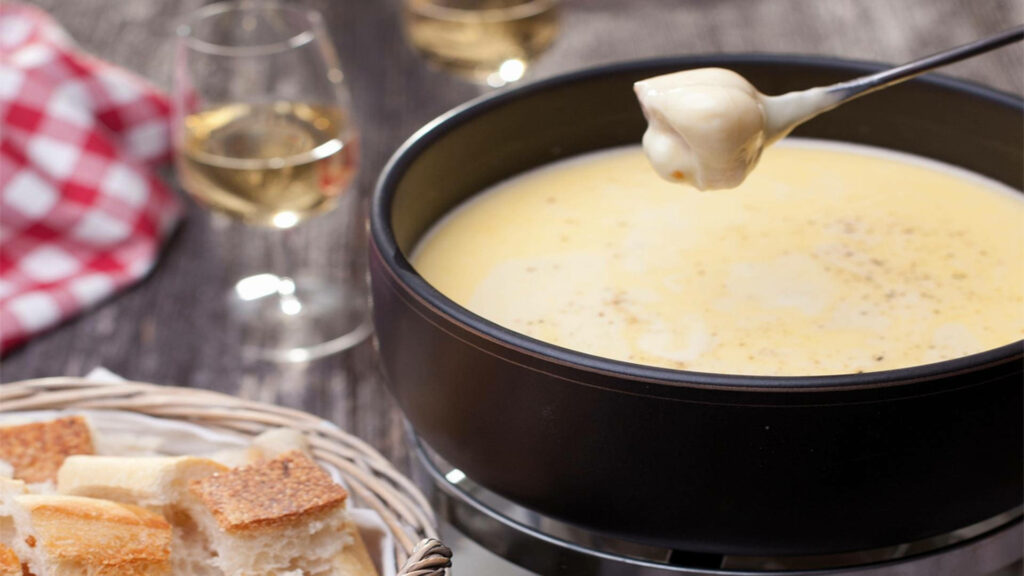 Cozy Cheese Fondue Wallpaper: Bread, Wine & Warm Dining Atmosphere