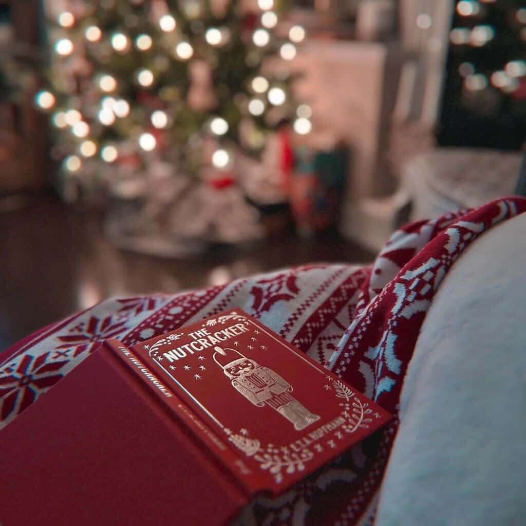 Cozy Christmas Nook Wallpaper with Festive Tree & Nutcracker Book