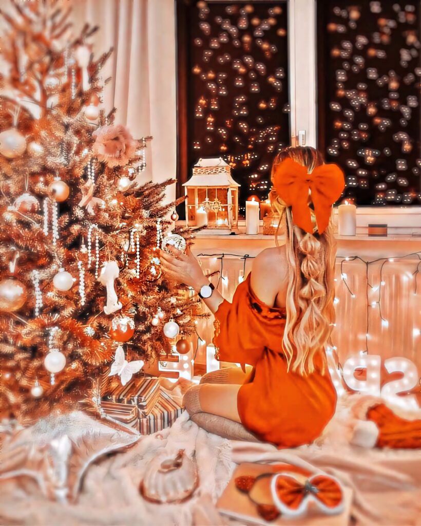 Cozy Christmas Scene: Decorated Tree & Warm Holiday Atmosphere Wallpaper