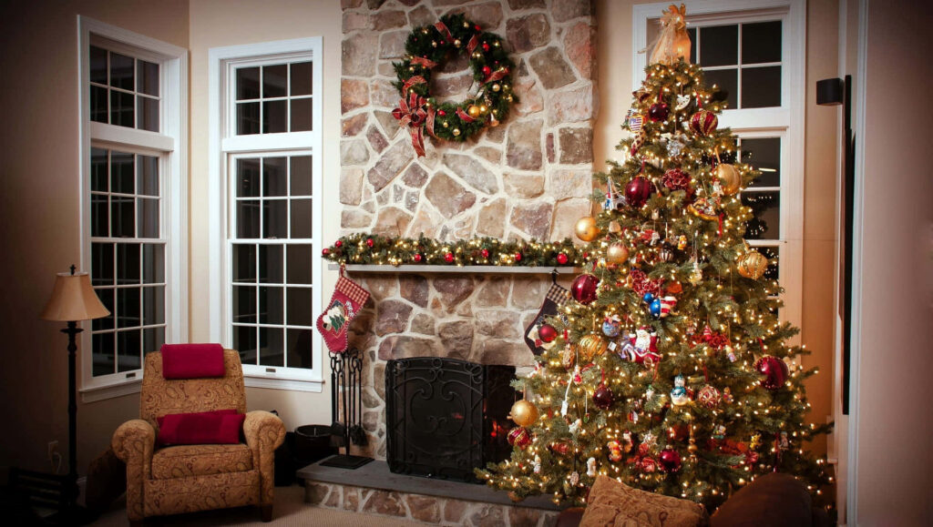 Cozy Christmas Scene: Decorated Tree & Inviting Fireplace Atmosphere Wallpaper