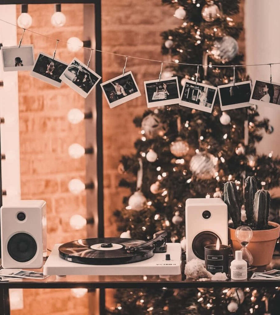 Cozy Christmas Room: Vintage Decor & Beautiful Tree for Holidays Wallpaper