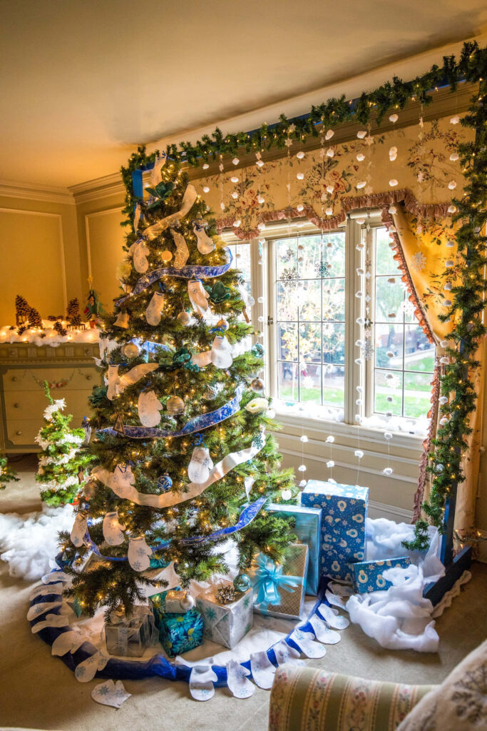 Cozy Blue & White Christmas Tree Wallpaper for a Festive Atmosphere