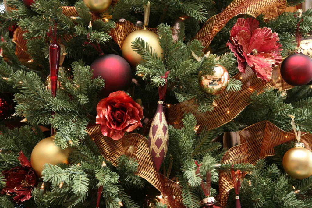 Festive Christmas Tree Wallpaper: Gold & Red Decor, Cozy Vibes
