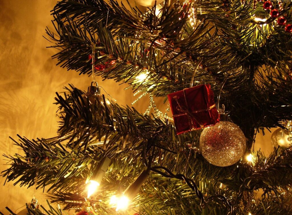 Cozy Holiday Wallpaper: Festive Christmas Tree & Twinkling Lights