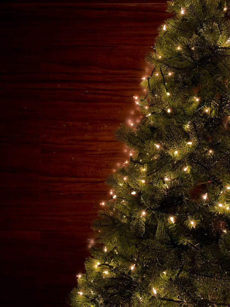 Cozy Christmas Tree Wallpaper: Warm Lights on Dark Background