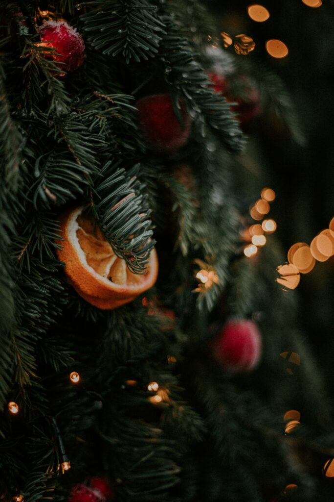Cozy Christmas Tree Wallpaper: Festive Decor & Warm Holiday Vibes
