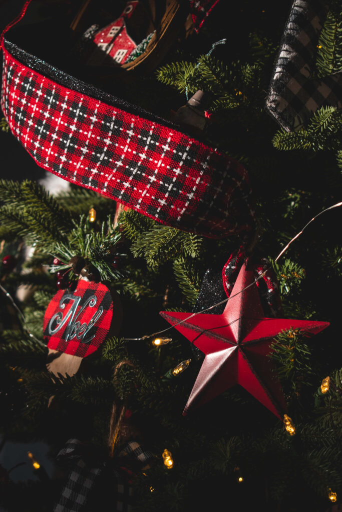 Cozy Christmas Tree Wallpaper with Plaid Ribbon & Festive Decor