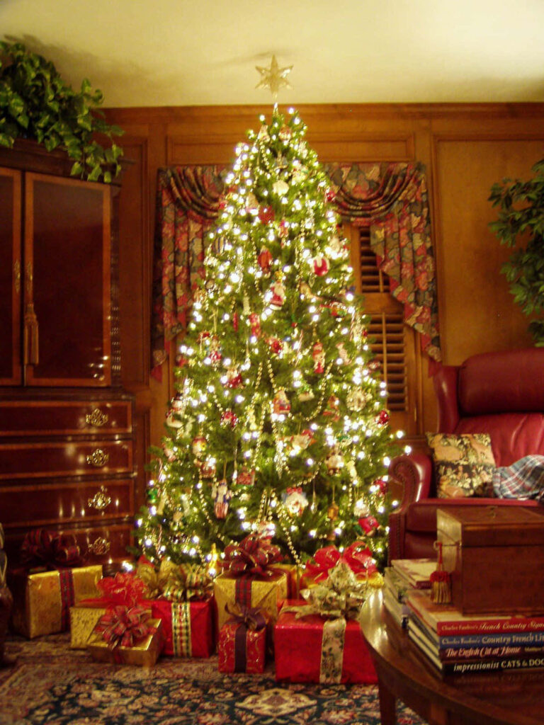Cozy Christmas Wallpaper: Decorated Tree & Festive Gifts Background