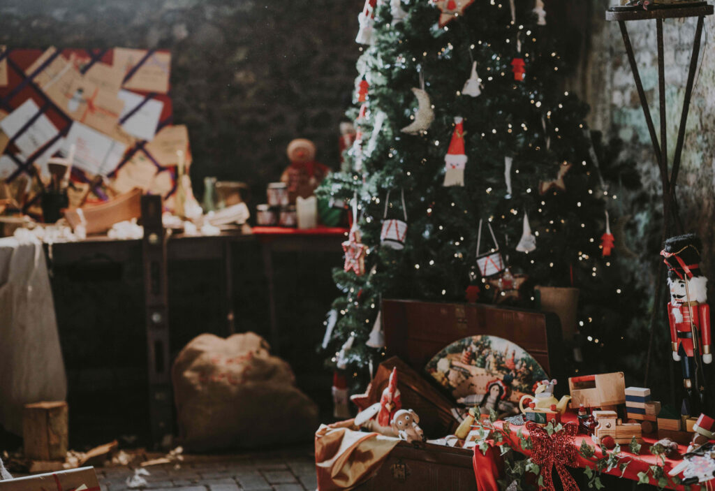 Cozy Christmas Scene: Decorated Tree, Nutcrackers & Holiday Charm Wallpaper
