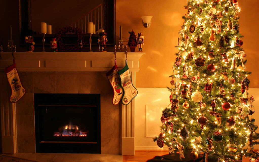 Cozy Christmas Scene: Decorated Tree & Festive Fireplace Atmosphere Wallpaper