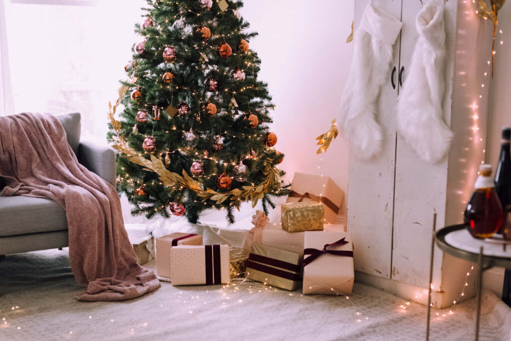 Cozy Christmas Scene: Warm Decorated Tree & Inviting Living Room Wallpaper