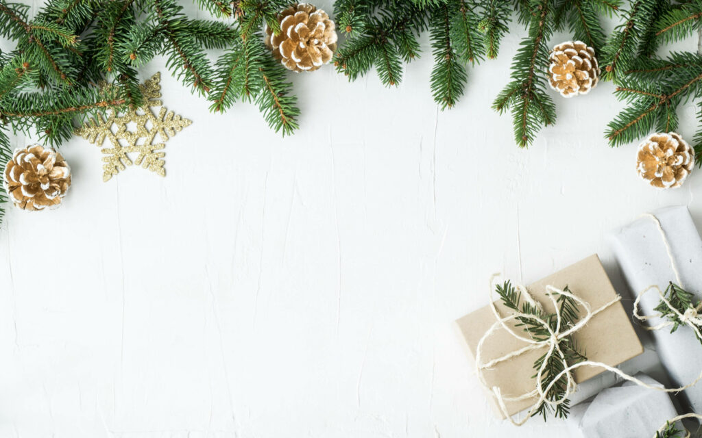 Serene Christmas Wallpaper: Evergreen, Pinecones & Rustic Charm