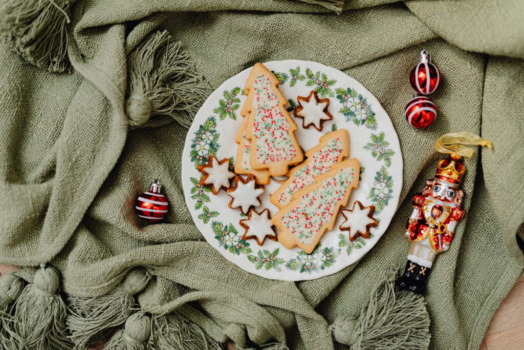 Cozy Christmas Wallpaper: Festive Cookies, Ornaments & Nutcracker