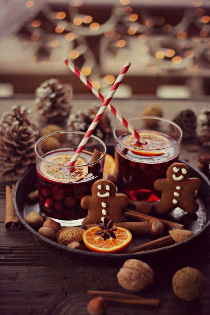 Cozy Christmas Wallpaper: Festive Drinks & Gingerbread Delights
