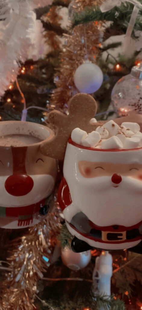 Cozy Festive Mugs & Christmas Tree: Warm Holiday Wallpaper