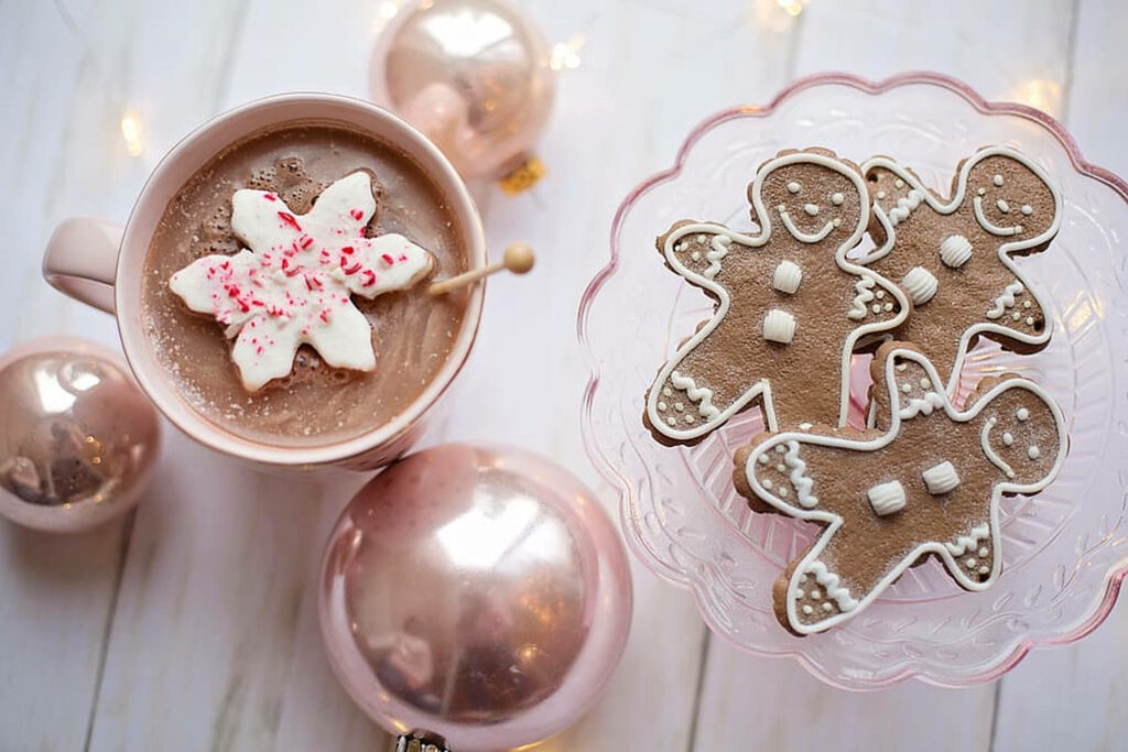 Cozy Christmas Wallpaper: Warm Cocoa, Gingerbread & Festive Decor