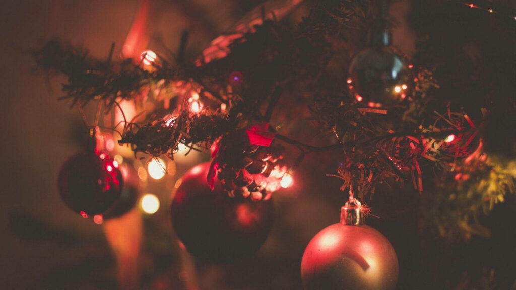 Cozy Christmas Wallpaper: Red & Gold Baubles on a Festive Tree
