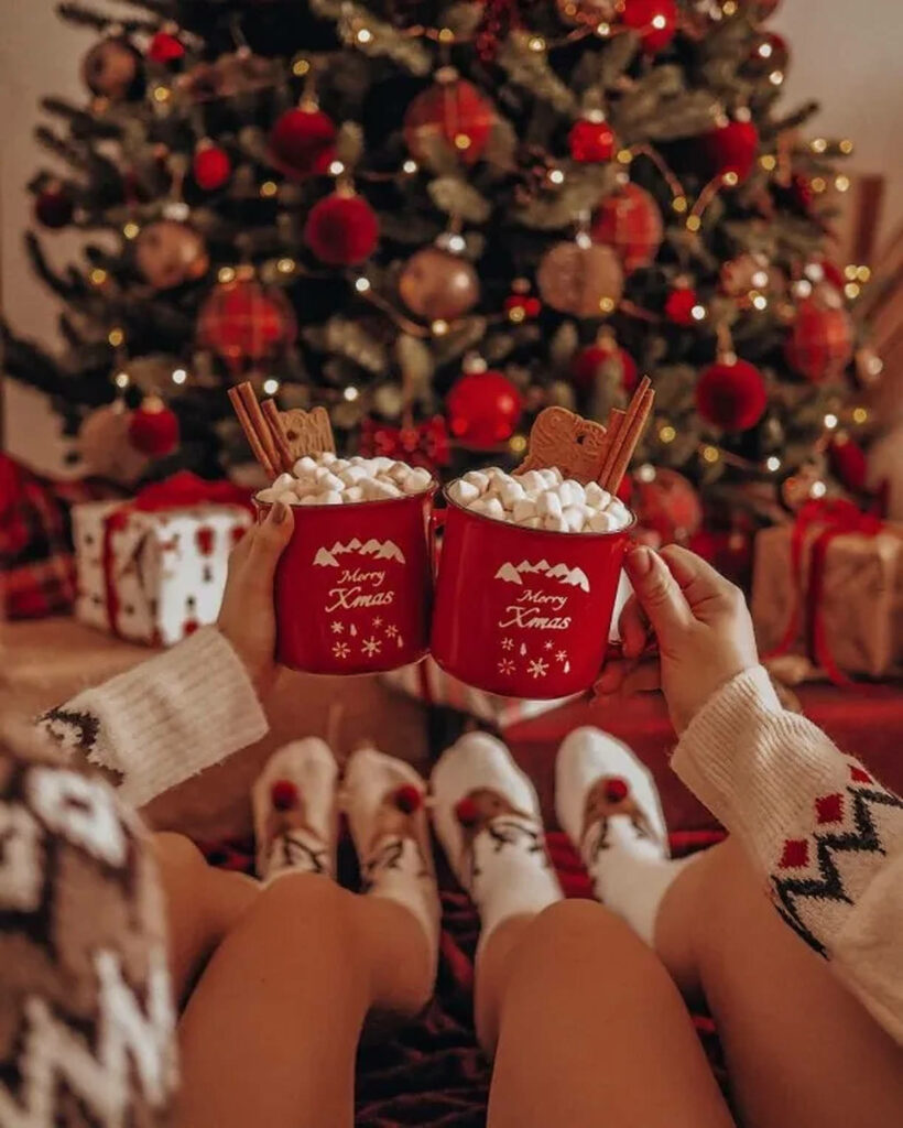 Cozy Christmas Wallpaper: Festive Scene with Red Mugs & Tree