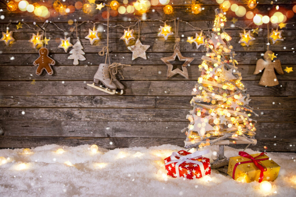 Cozy Christmas Wallpaper: Illuminated Tree & Festive Decor