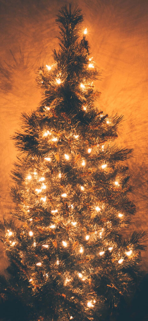 Cozy Christmas iPhone Wallpaper: Enchanting Tree & Festive Glow