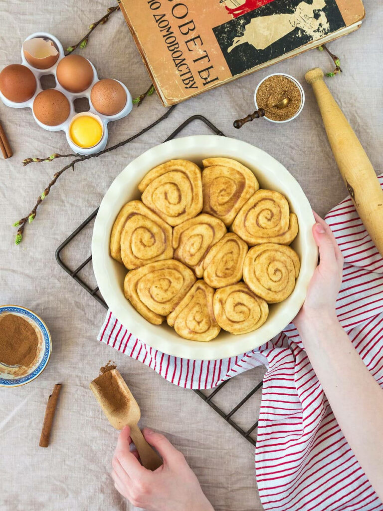 Cozy Cinnamon Roll Aesthetic Wallpaper: Rustic Baking Vibes