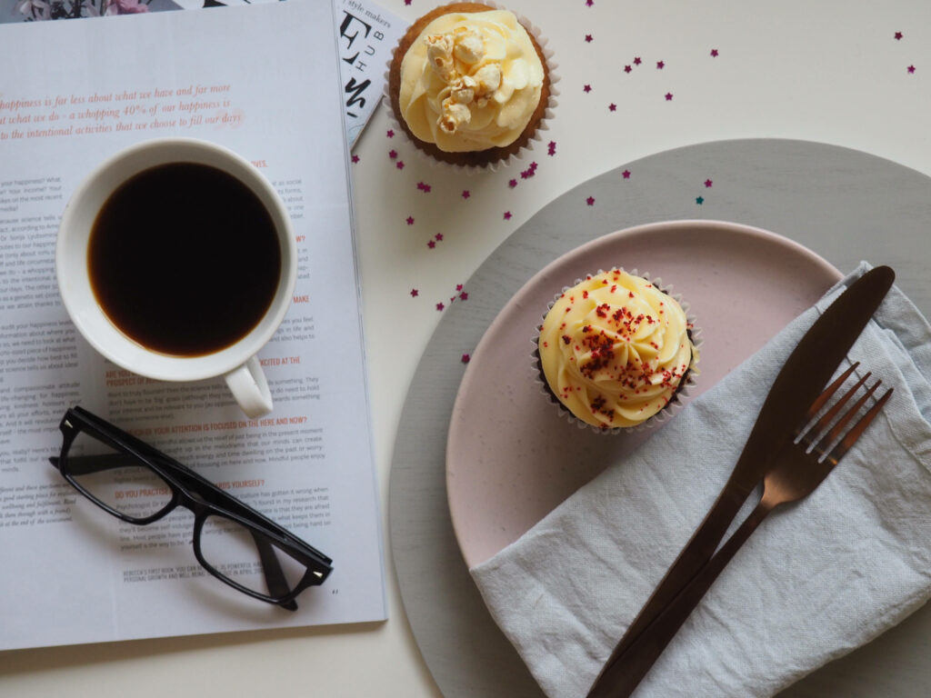 Cozy Desktop Wallpaper: Coffee & Cupcakes for Food Lovers
