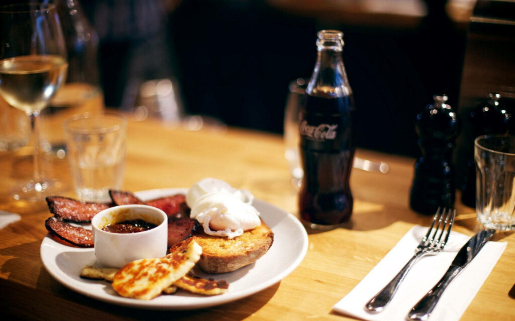 Cozy Dining Ambiance: Delicious Feast with Toast, Halloumi & Drinks Wallpaper