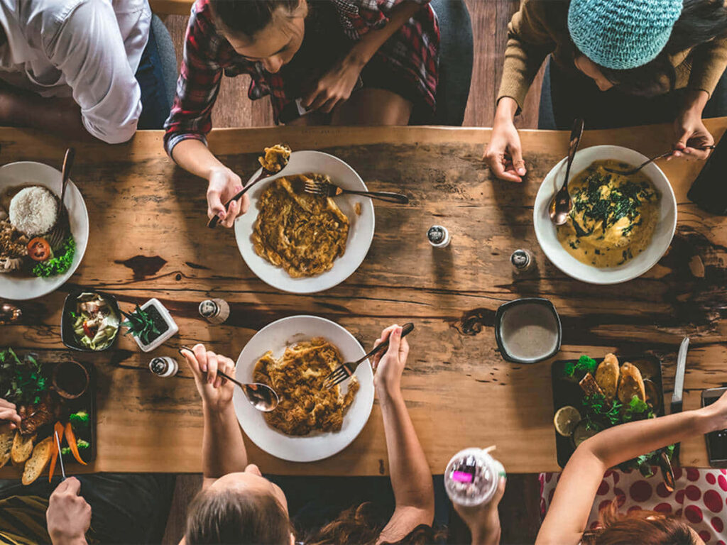Cozy Dining Atmosphere: Delicious Dishes & Warm Gatherings Wallpaper