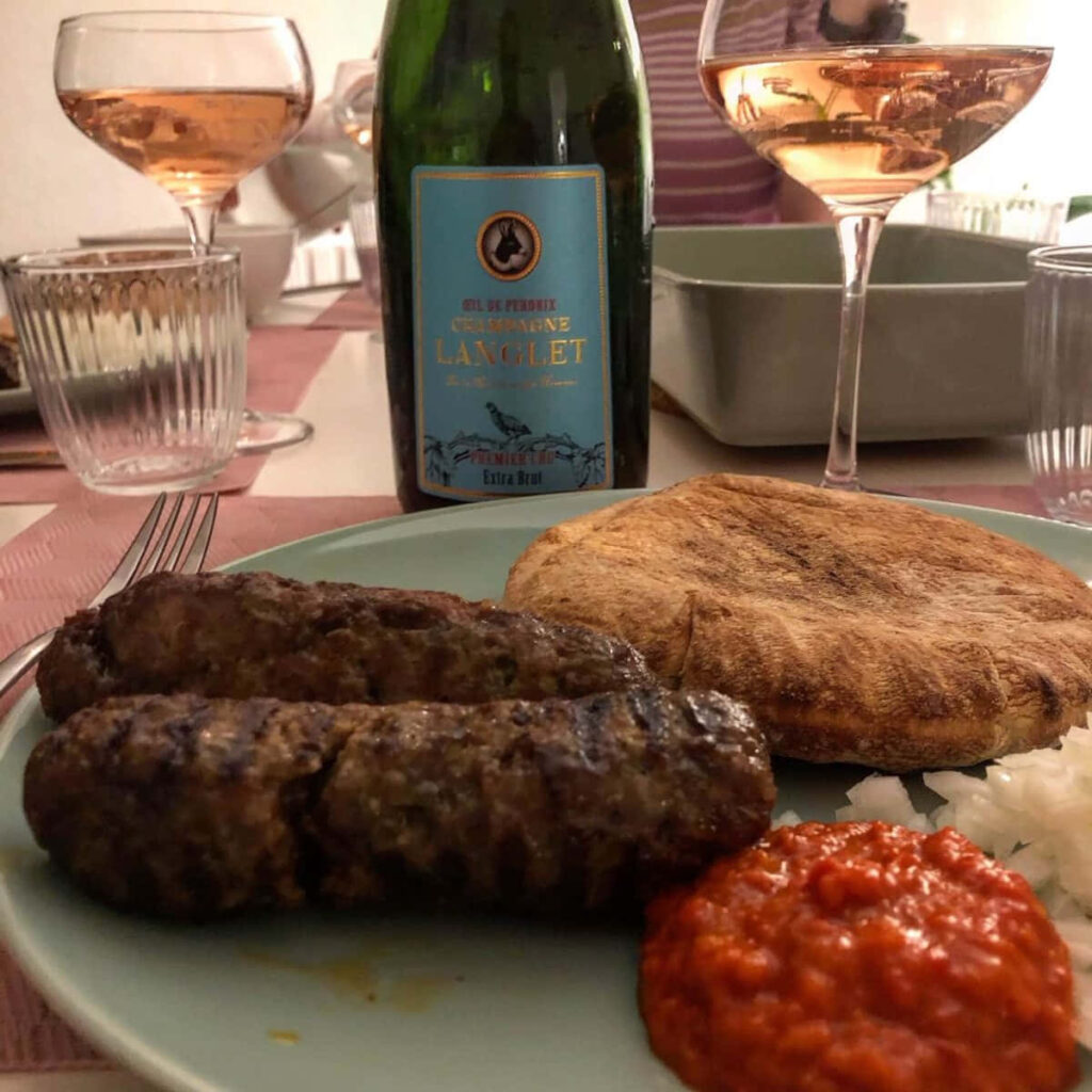 Cozy Dining: Grilled Ćevapi, Flatbread & Rosé in Chic Setting Wallpaper