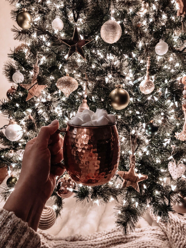 Cozy Festive Wallpaper: Christmas Tree & Hot Chocolate Scene