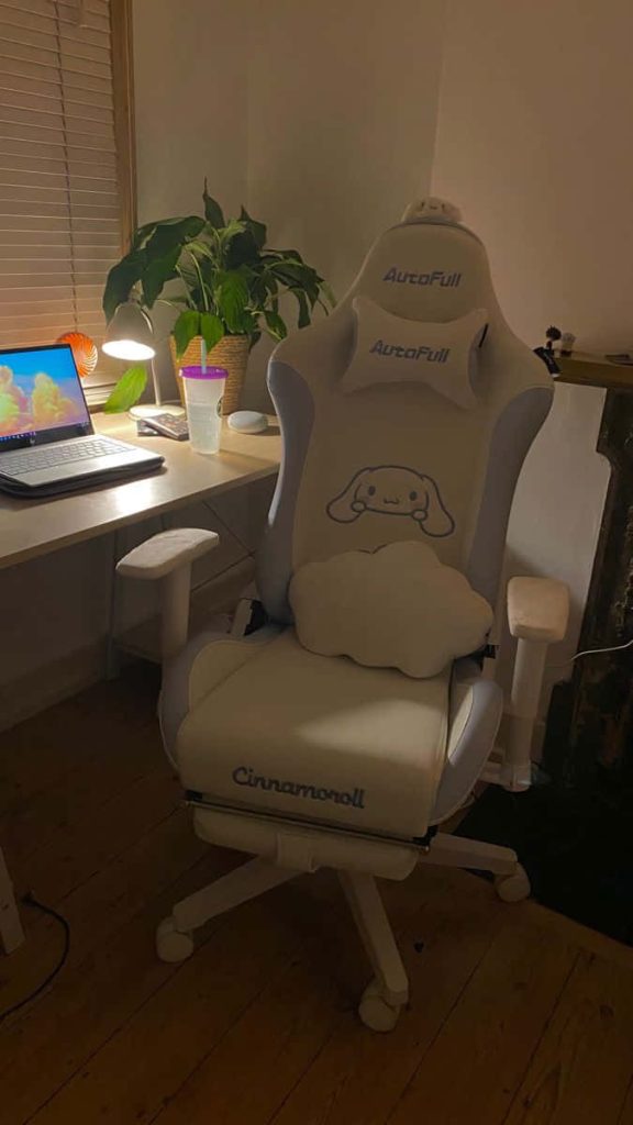 AutoFull Cinnamoroll gaming chair in cozy white blue setup with cloud pillow and warm lighting Wallpaper