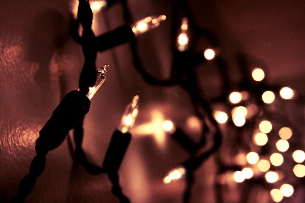 Cozy Holiday Garland Lights Wallpaper: Warm Glow & Soft Shadows