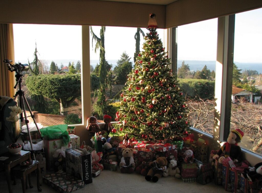 Cozy Christmas Wallpaper: Decorated Tree & Festive Gifts Background