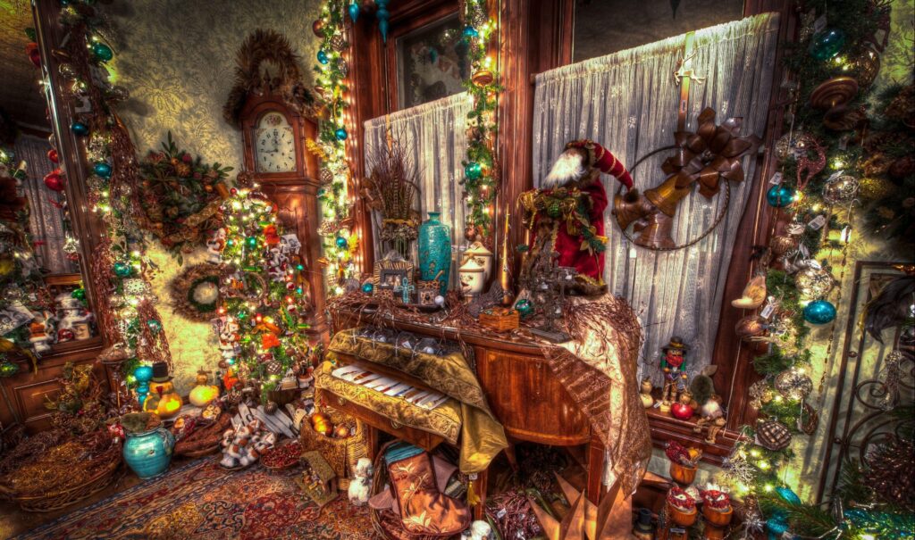 Cozy Holiday Wallpaper: Festive Christmas Tree & Cheerful Decor