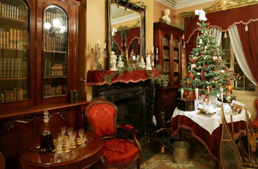 Cozy Christmas Room Wallpaper with Festive Tree & Rustic Decor