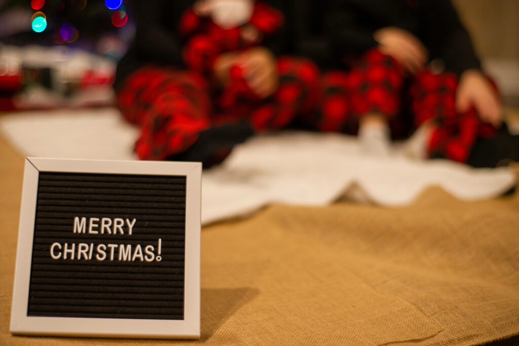 Cozy Christmas Wallpaper: Festive Merry Christmas Message & Warm Decor