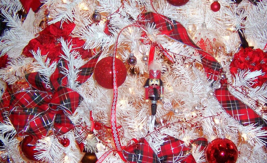 Cozy Festive Wallpaper: White Christmas Tree with Red Plaid Ribbons
