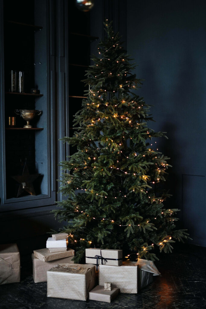 Cozy Living Room Christmas Tree with Twinkling Lights & Gifts Wallpaper