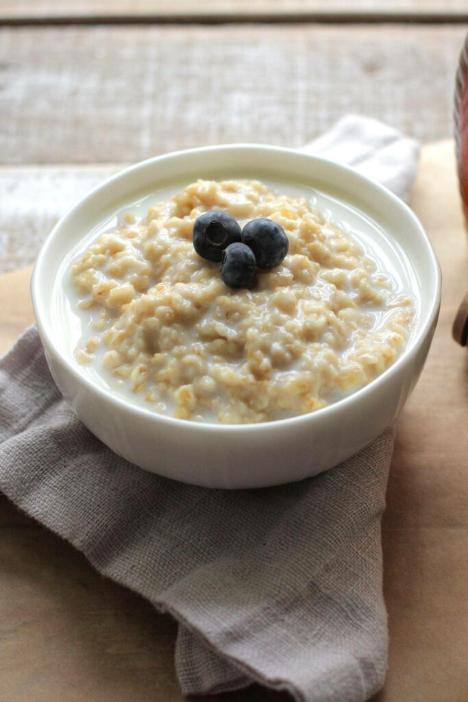 Cozy Minimalistic Oatmeal Wallpaper with Fresh Blueberries