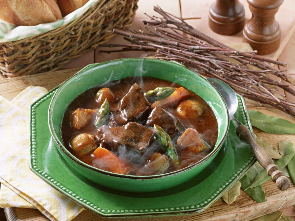 Cozy Rustic Gumbo Scene: Green Plate on Wooden Table - Wallpaper