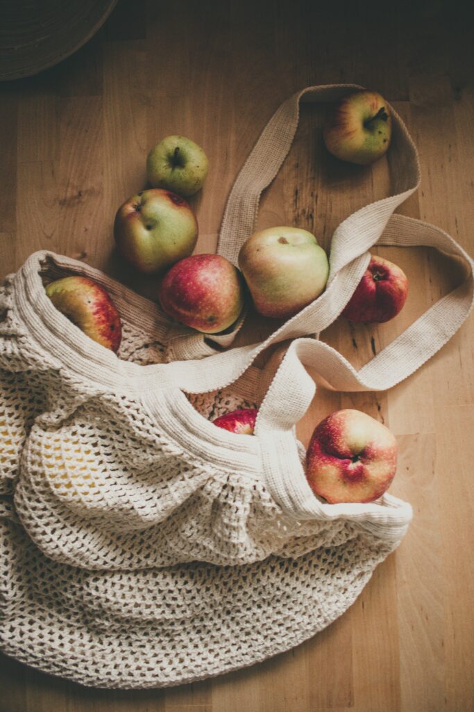 Rustic Cozy Wallpaper: String Bag with Fresh Red & Green Apples