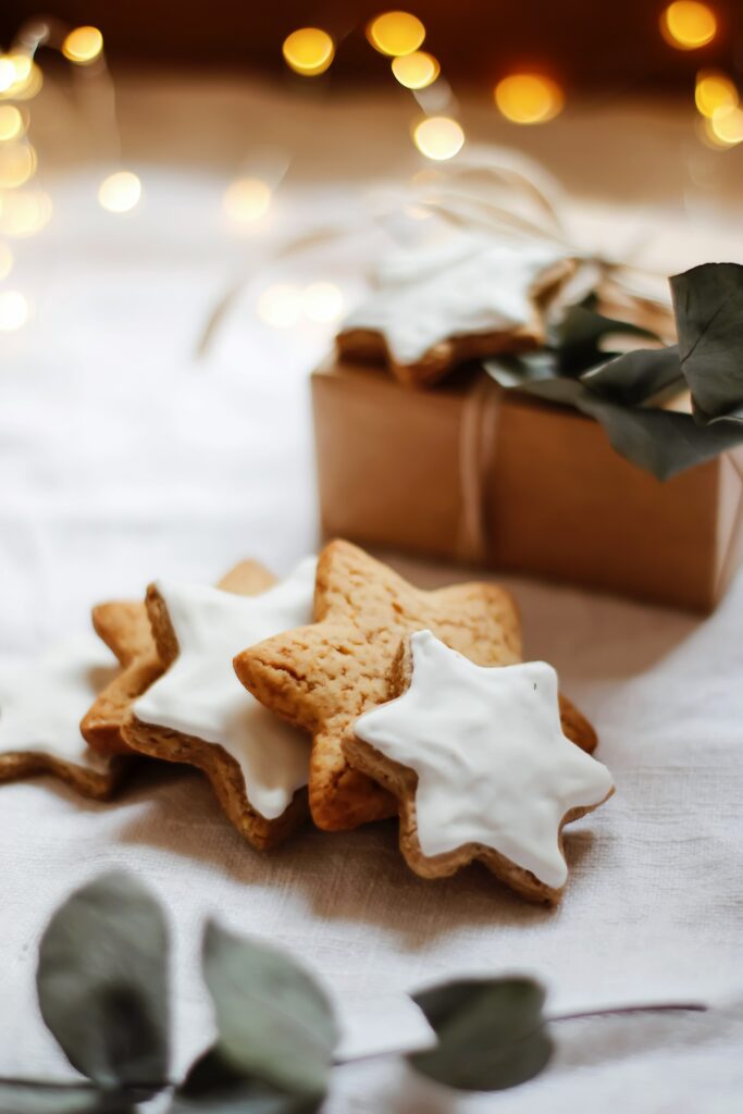 Cozy Star-Shaped Cookie Wallpaper with Rustic Twine Accents