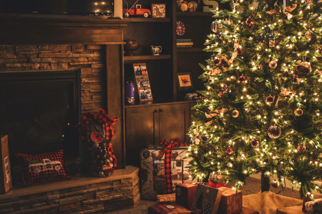 Cozy Traditional Christmas Wallpaper: Tree, Lights & Fireplace Scene