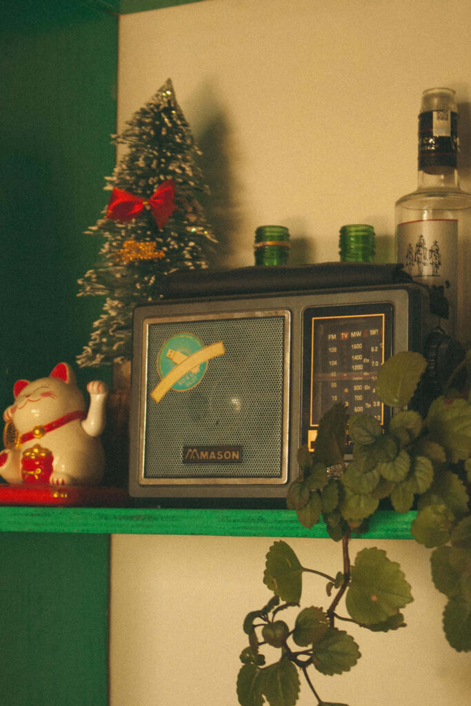 Cozy Vintage Christmas Wallpaper with Retro Radio & Decor