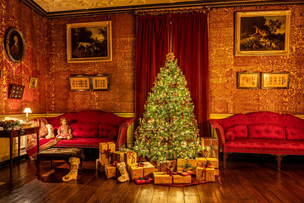 Cozy Vintage Room with Festive Christmas Tree & Wrapped Gifts Wallpaper