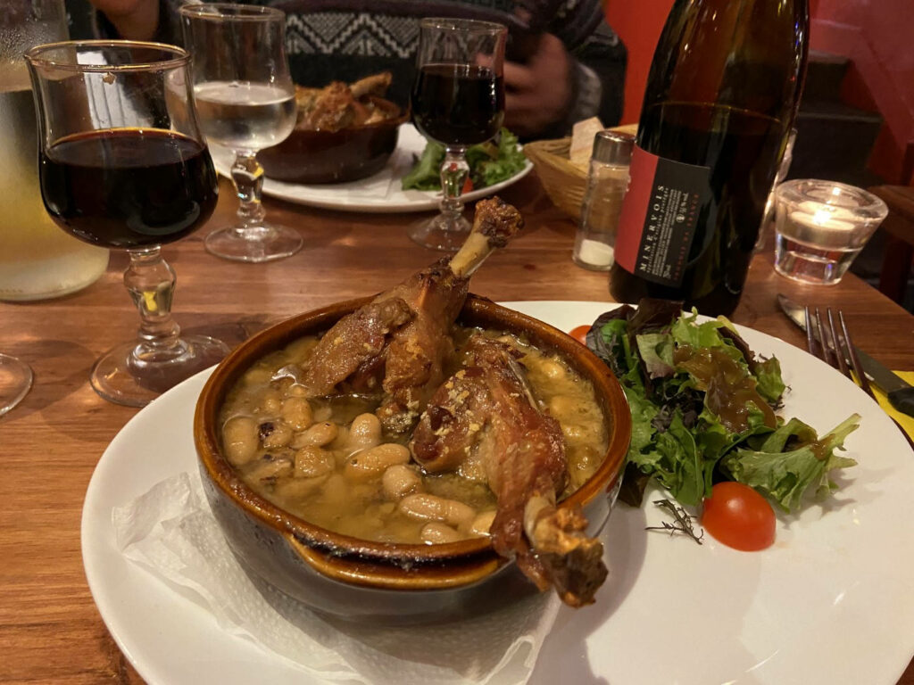 Cozy French Duck Cassoulet Wallpaper: Rustic Dining Ambiance