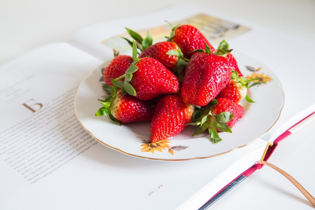 Cozy Wallpaper: Vibrant Strawberries on an Open Book