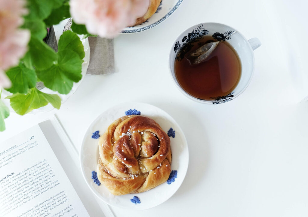 Cozy Wallpaper: Freshly Baked Cinnamon Bun & Tea Ambiance